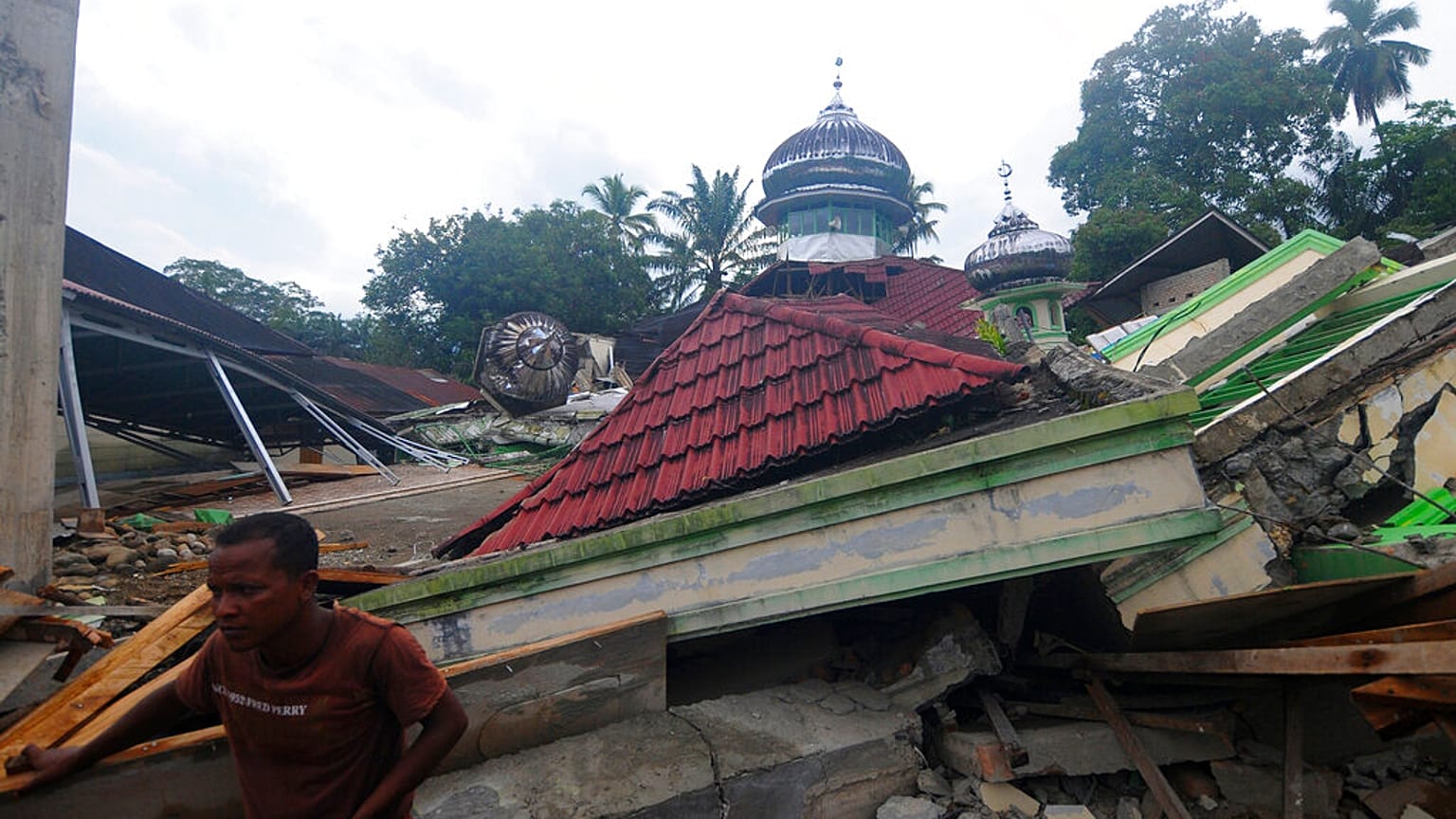 Terramoto na ilha de Sumatra provoca o caos e a destruição