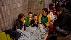Familien in der U-Bahn in Kiew