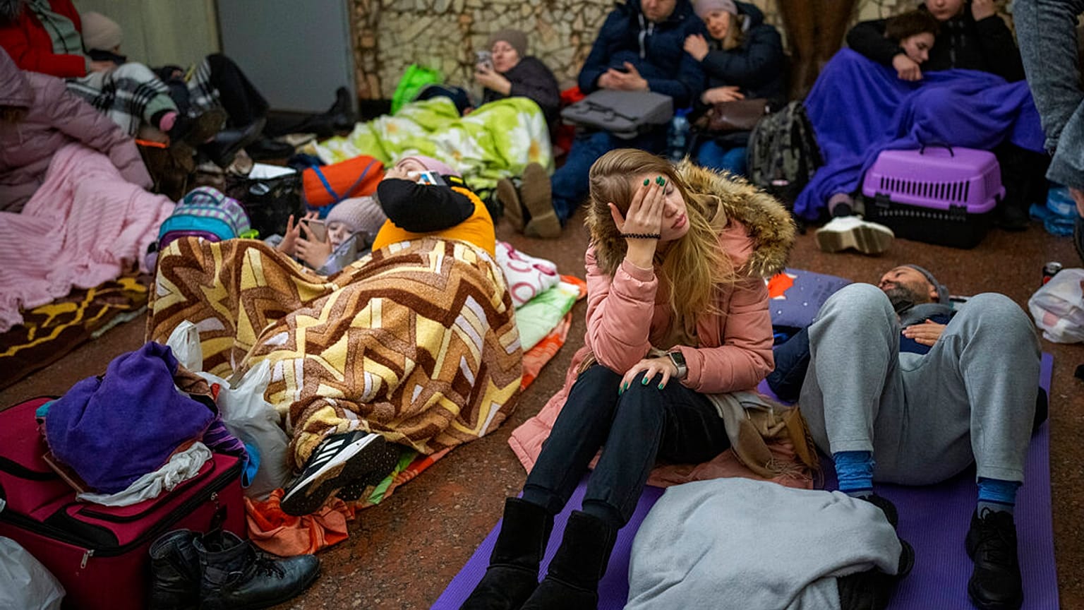 Киевляне пережидают бомбёжку в метро. 24 февраля 2022 года. 