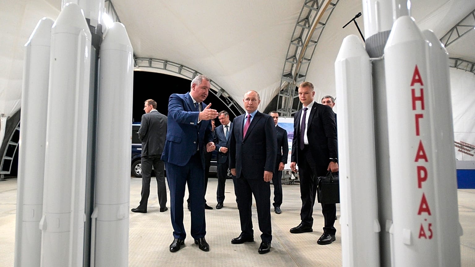 Roscosmos Genel Müdürü Dmytri Rogozin, Rusya lideri Putin'e Vostochny uzay üssünü tanıtırken