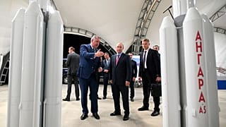 Roscosmos Genel Müdürü Dmytri Rogozin, Rusya lideri Putin'e Vostochny uzay üssünü tanıtırken