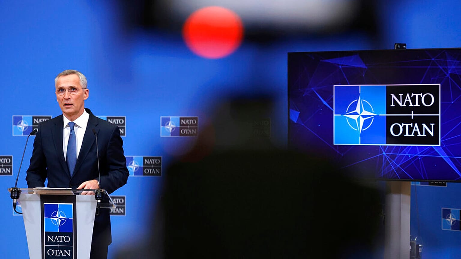 Il segretario generale della Nato, Jens Stoltenberg, durante la conferenza stampa dal quartier generale di Bruxelles