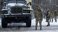 Ukrainische Soldaten neben einem russischen Fahrzeug