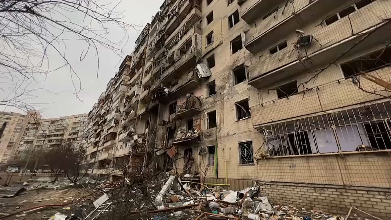 Esta barriada a las afueras de Kiev fue alcanzada por un proyectil