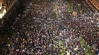 Dezenas de milhares de europeus protestam contra invasão da Ucrânia