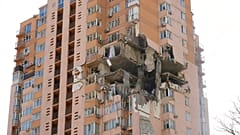 Hochhaus in Kiew von Raketenangriff getroffen