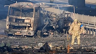 Un vehículo militar calcinado en una calle de Kiev, Ucrania