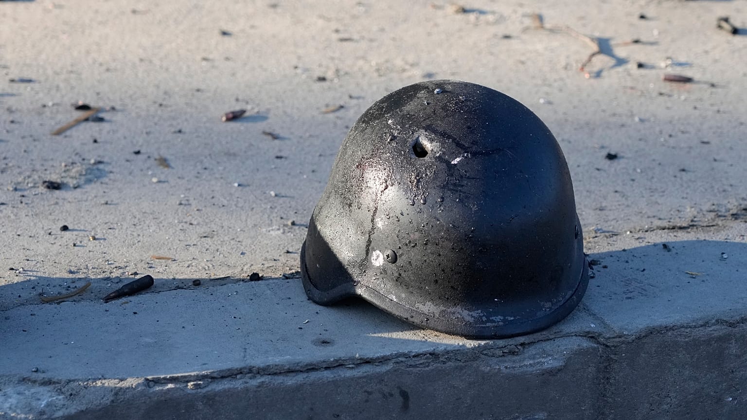 Capacete de um soldado furado por um tiro numa rua de Kiev