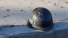 Capacete de um soldado furado por um tiro numa rua de Kiev