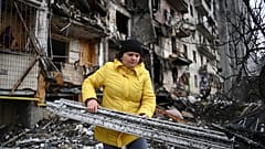 Ucraniana remove destroços em zona residencial, Kiev