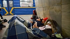 Люди пережидают обстрел в киевском метро, 24 февраля 2022 г.