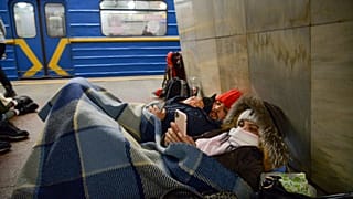 Люди пережидают обстрел в киевском метро, 24 февраля 2022 г.