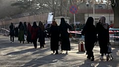  دانشجویان دختر به سمت ورودی دانشگاه کابل می‌روند