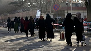  دانشجویان دختر به سمت ورودی دانشگاه کابل می‌روند