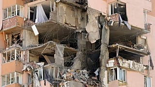 بدون تعليق: صاروخ روسي يصيب مبنى سكنيا في كييف