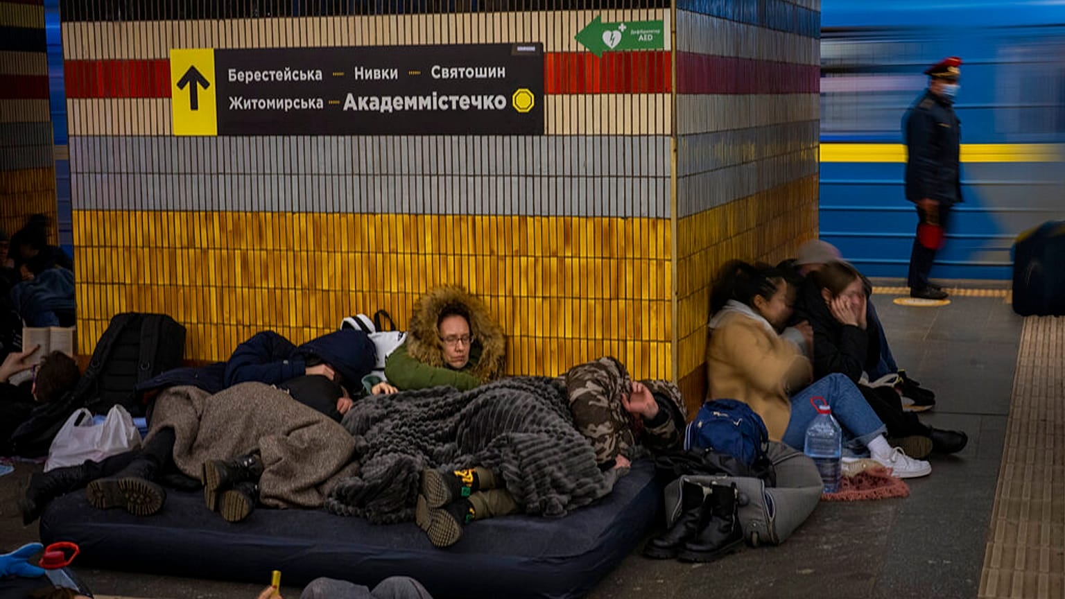 Varias personas duermen en el metro de Kiev utilizándolo como refugio antibombas, Ucrania, el viernes 25 de febrero de 2022.