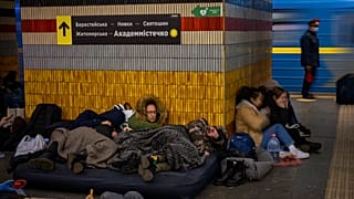 Varias personas duermen en el metro de Kiev utilizándolo como refugio antibombas, Ucrania, el viernes 25 de febrero de 2022.