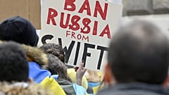 Protest in Solidarität mit der Ukraine in Wien - mit Plakat für SWIFT-Ausschluss Russlands