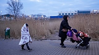 Une famille ukrainienne dans la ville frontalière de Przemysl (Pologne), le 27 février 2022