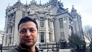 Le président ukrainien Volodymyr Zelensky s'adresse à la population via son téléphone, Kiev, 26 février