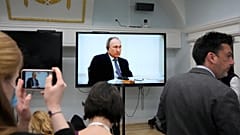 Journalisten arbeiten während der Gespräche zwischen Wladimir Putin und Emmanuel Macron.