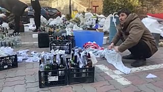الأوكرانيون في كييف يصنعون قنابل المولوتوف.