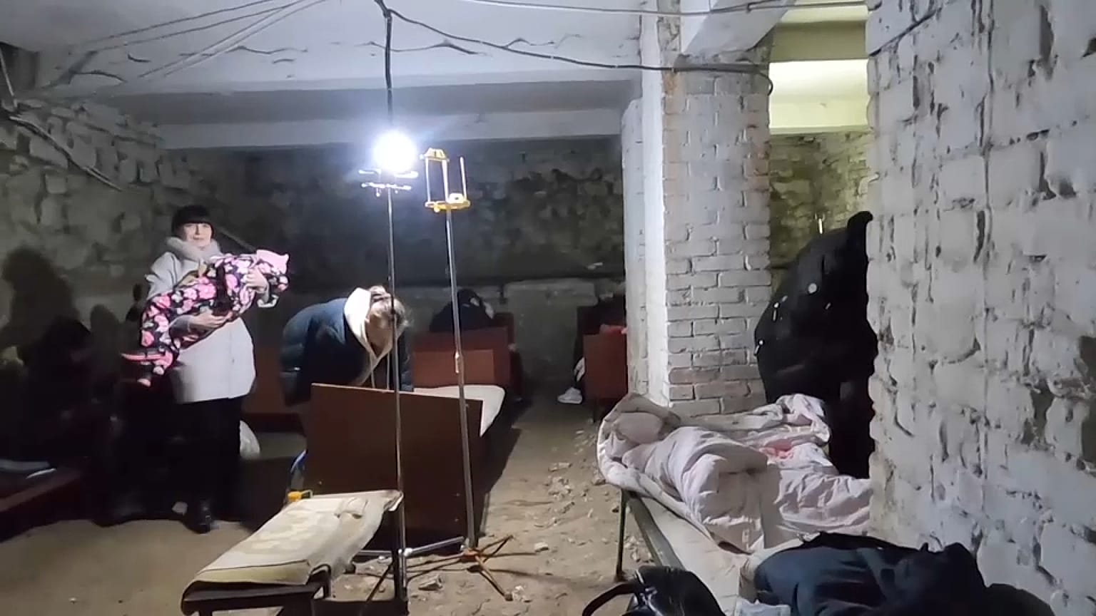 Hospital pediátrico instalado en un búnker de Jarkív, Ucrania