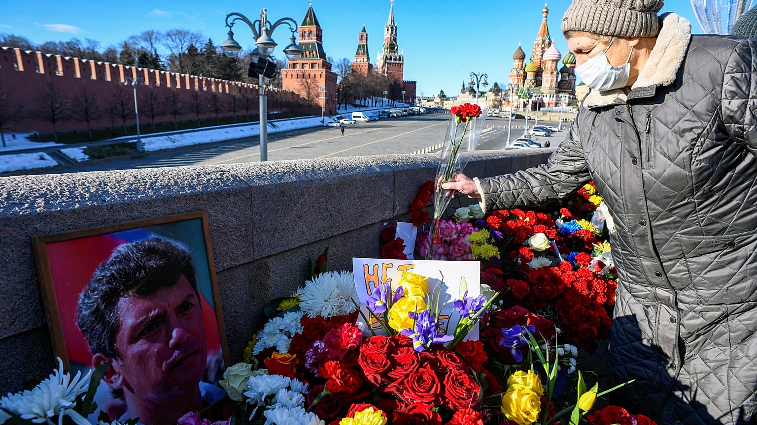 Люди несут цветы к Большому Москворецкому мосту, чтобы почтить память Бориса Немцова. 27 февраля 2022 г.