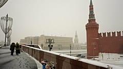 Blumen liegen an dem Ort in Moskau, wo Boris Nemzow ermordet wurde (Moskau, 7. Februar 2022)