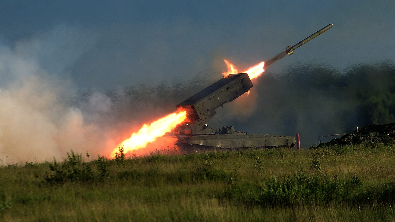 TOS-1 çok namlulu roketatar sistemi