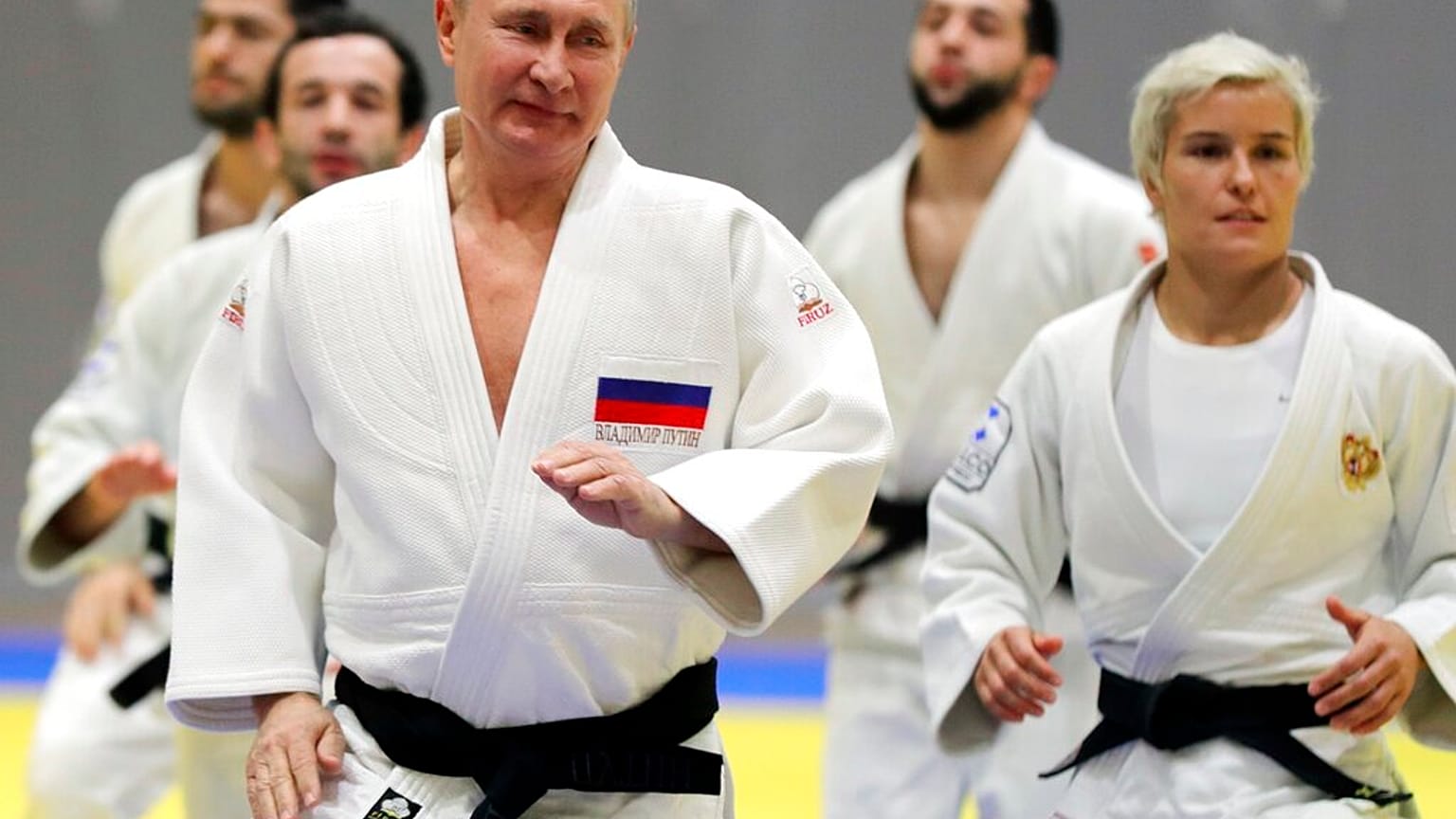Vladimir Poutine lors d'un entraînement avec la championne russe Natalia Kuzyutina à Sotchi (Russie), le 14 février 2019