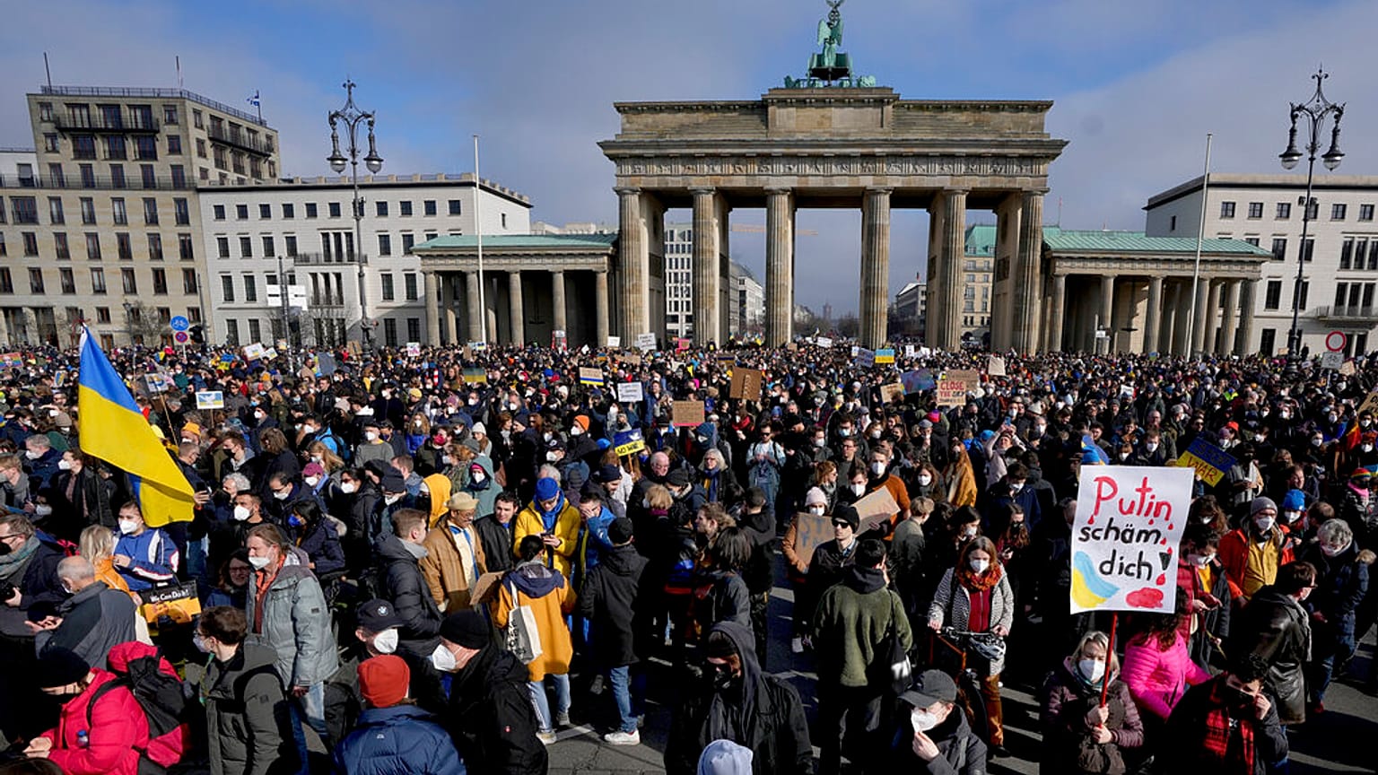 "Putin schäm Dich" auf einem Plakat bei Friedensdemo in Berlin gegen Krieg in der Ukraine