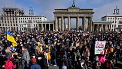 "Putin schäm Dich" auf einem Plakat bei Friedensdemo in Berlin gegen Krieg in der Ukraine