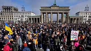 "Putin schäm Dich" auf einem Plakat bei Friedensdemo in Berlin gegen Krieg in der Ukraine