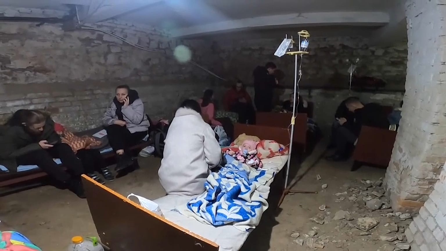 À Kharkiv, ville ukrainienne en état de siège, les patients de l’hôpital pour enfant ont été déplacés vers un abri anti-bombes. 