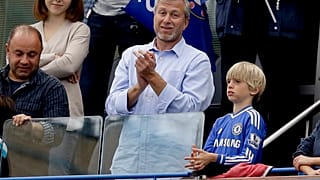ARCHIVO - El propietario del Chelsea FC Roman Abramovich, después de que el Chelsea recibiera el trofeo de la Premier League, 24/5/2015, Londres, Reino Unido