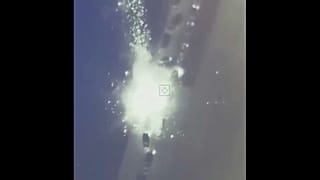 قافلة شاحنات روسية تتعرض للقصف من الجو