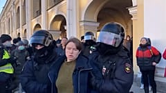 Russos protestam contra invasão do país à Ucrânia 
