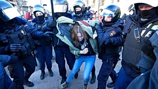 La police arrête un manifestant lors d'une manifestation contre l'invasion russe en Ukraine, à Saint-Pétersbourg (Russie), dimanche 27 février 2022. 