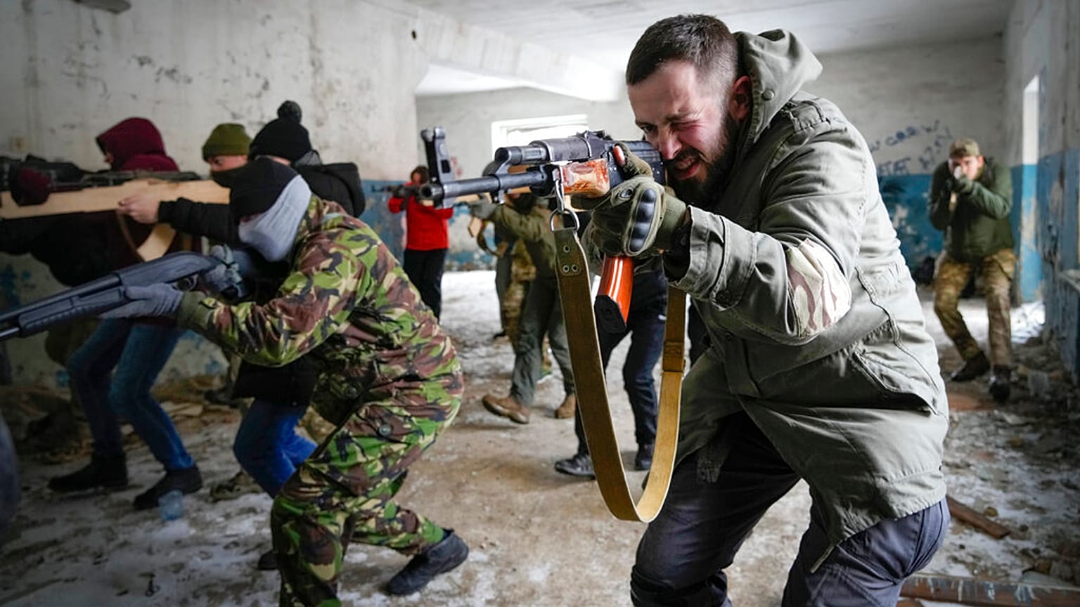 Des habitants de Kiev s'entraînent près de la capitale ukrainienne, le dimanche 30 janvier 2022. 