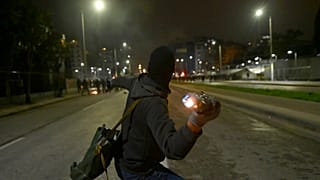 Molotov-koktélt dobó férfi