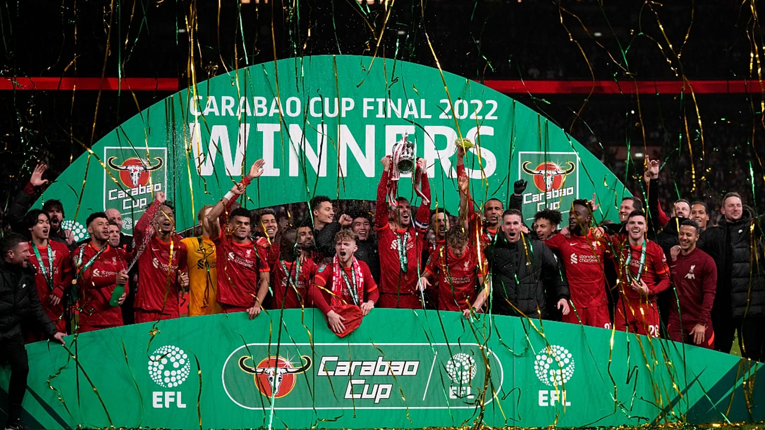 ليفربول يحتفل بالفوز بكأس رابطة المحترفين
