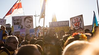 Митинг против вторжения России на Украину в Лионе, Франция. 