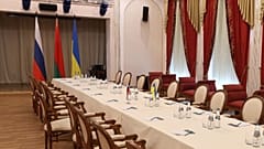 Η αίθουσα όπου διεξάγονται οι συνομιλίες Ρωσίας - Ουκρανίας στα σύνορα με την Λευκορωσία