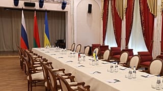 Η αίθουσα όπου διεξάγονται οι συνομιλίες Ρωσίας - Ουκρανίας στα σύνορα με την Λευκορωσία
