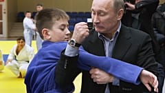 Владимир Путин на тренировке юных дзюдоистов