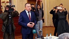 Der belarussische Außenminister Wladimir Makej spricht mit ukrainischen und russischen Delegationen vor ihren Gesprächen in der Region Gomel, 28.02.2022