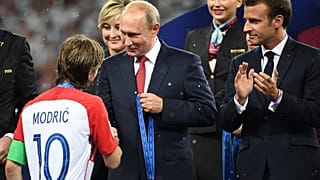 الرئيس الروسي فلاديمير بوتين يصافح اللاعب الكرواتي لوكا مودريتش خلال حفل الكأس في ختام المباراة النهائية لكأس العالم- روسيا 2018
