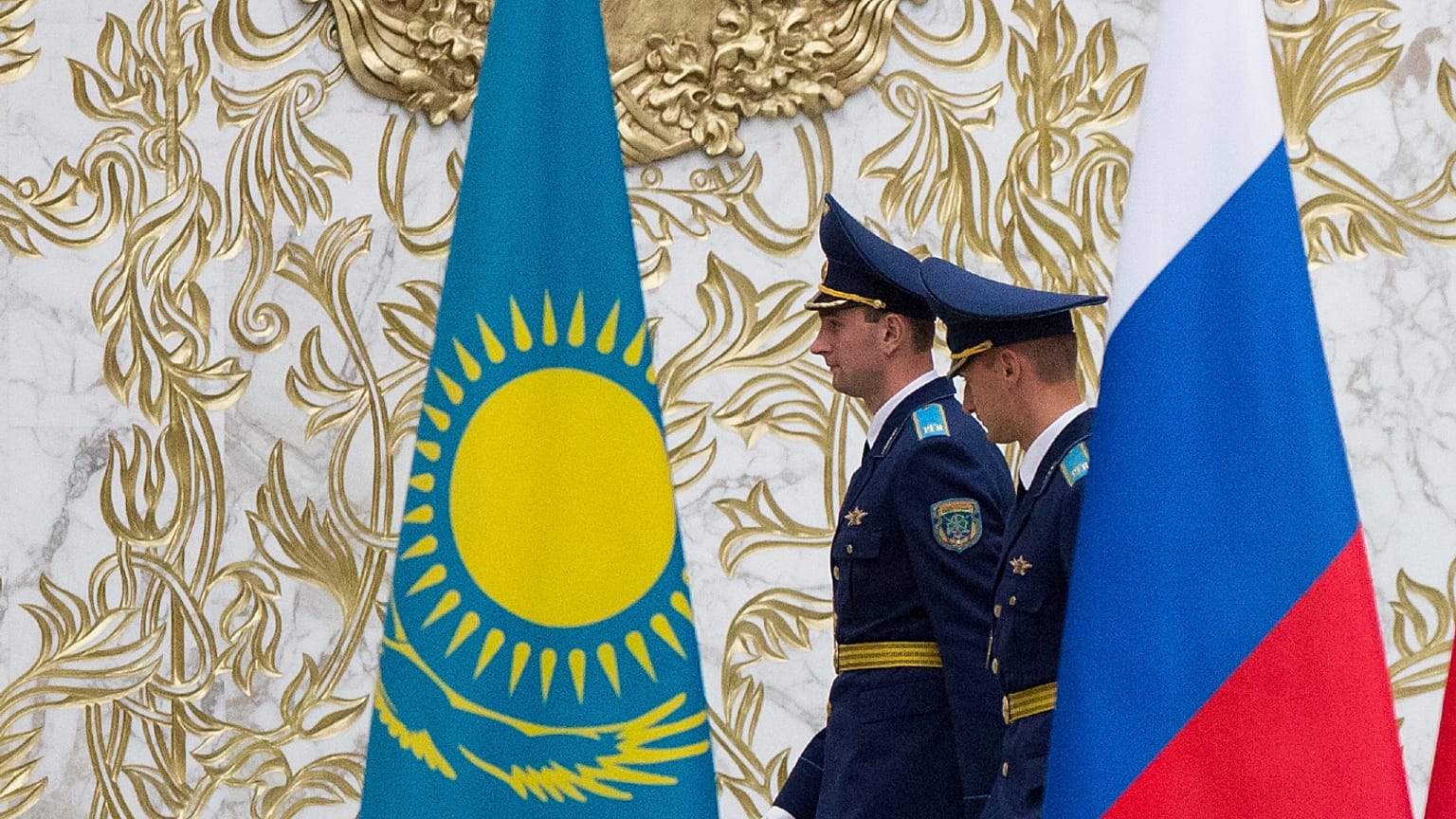 Kazak ve Rus bayrakları (arşiv) 