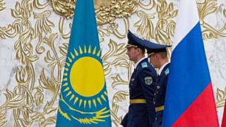 Kazak ve Rus bayrakları (arşiv) 